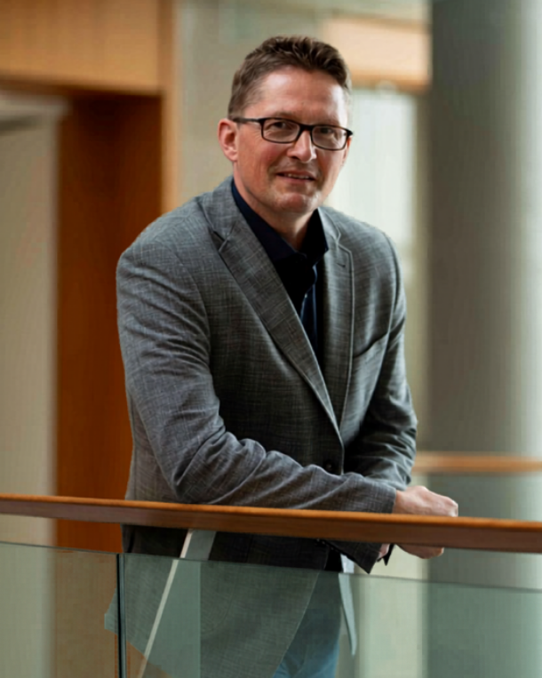 Nathan Young, Doyen de la Faculté de sciences sociales