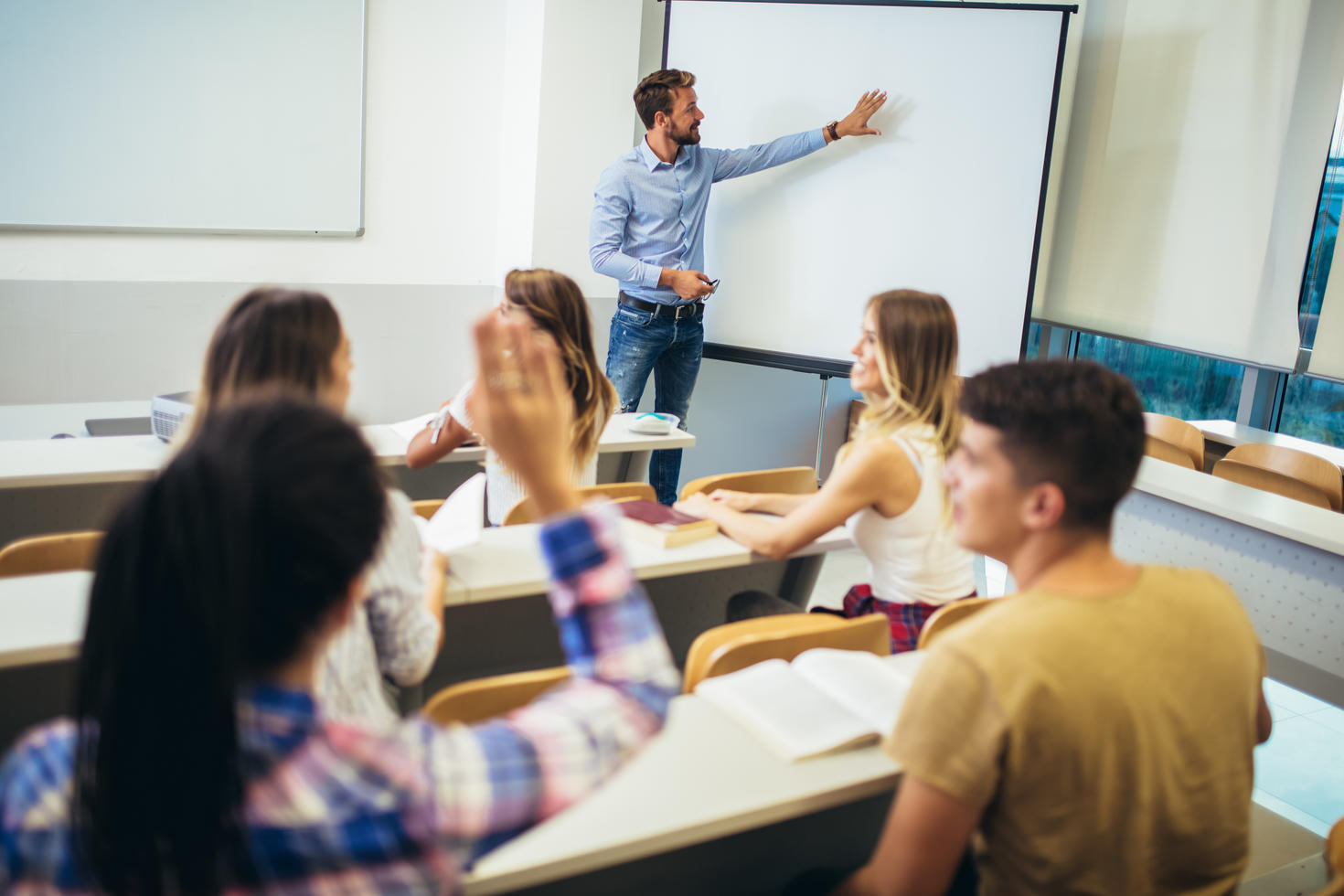 un professeur qui enseigne à une classe d'étudiants