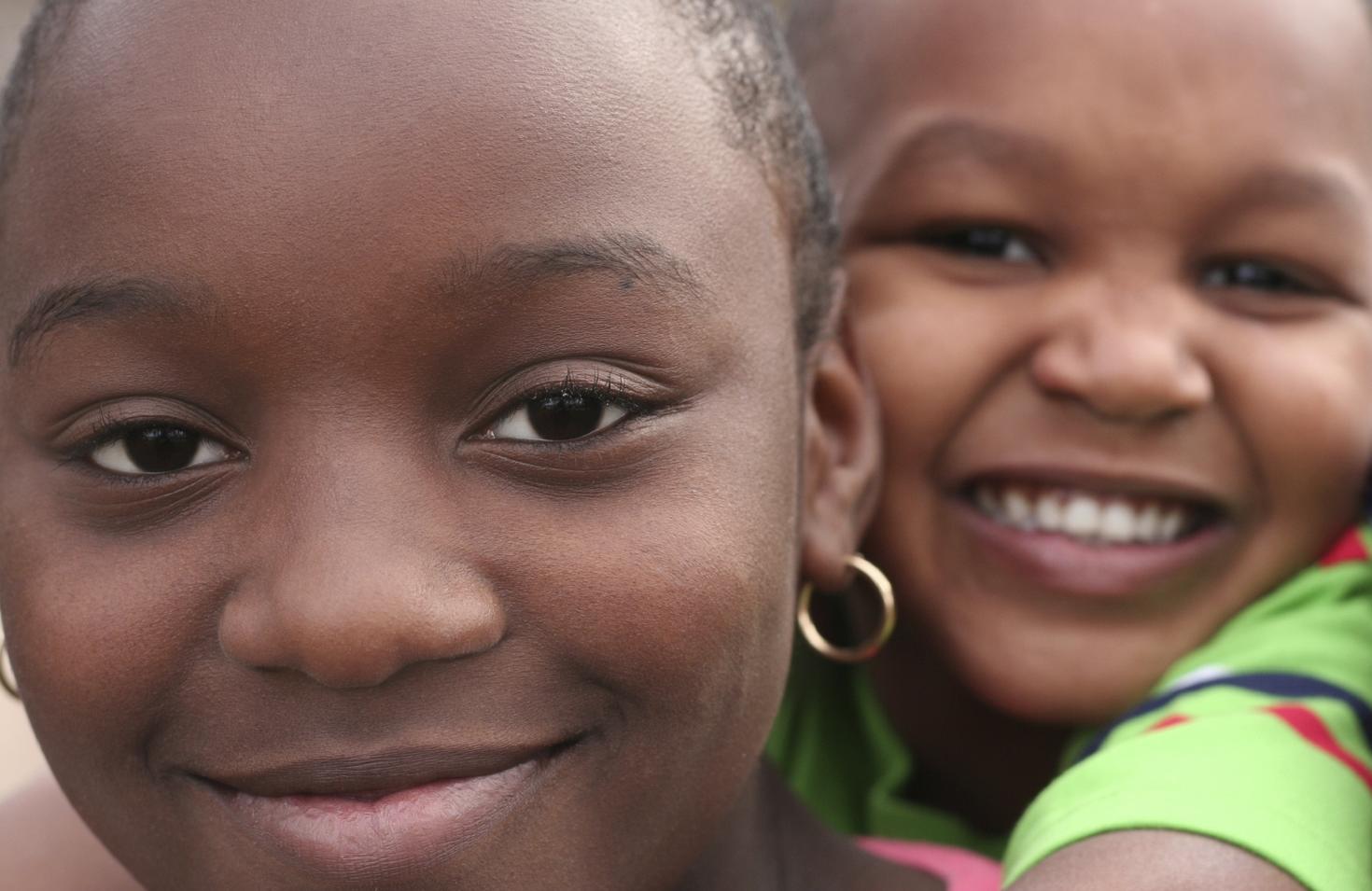 Jeunes filles souriantes