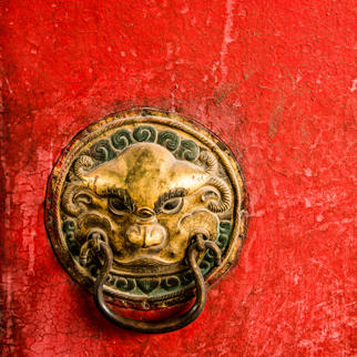 Heurtoir chinois de couleur dorée  