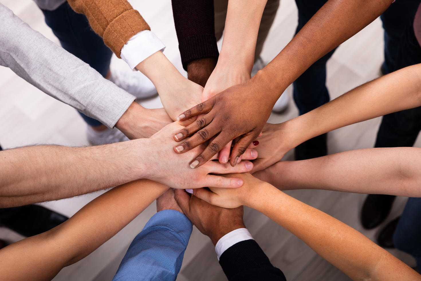 Mains jointes exprimant la diversité et la solidarité.
