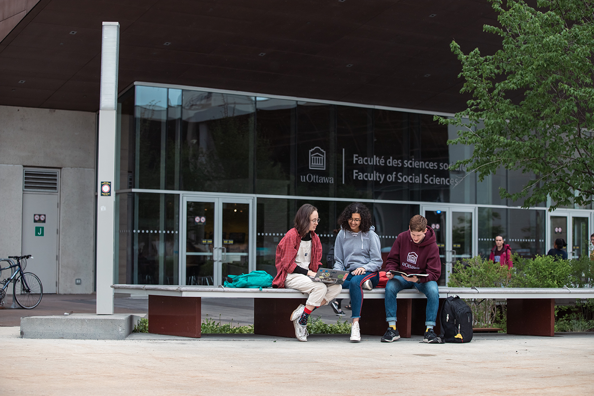 Étudiant devant le pavillon des Sciences sociales