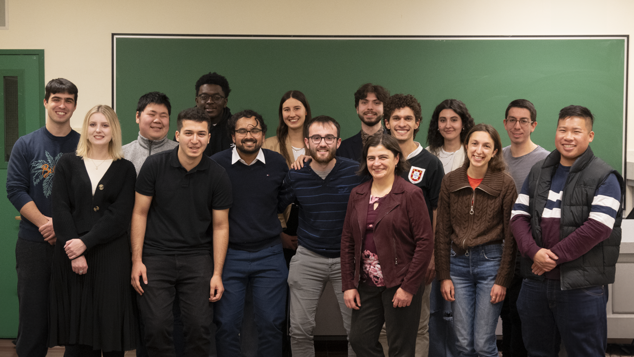 Membres de l’équipe du Défi du gouverneur 2023 de l’Université d’Ottawa avec la professeure Lilia Karnizova