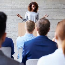 personne qui enseigne des études supérieures en criminologie