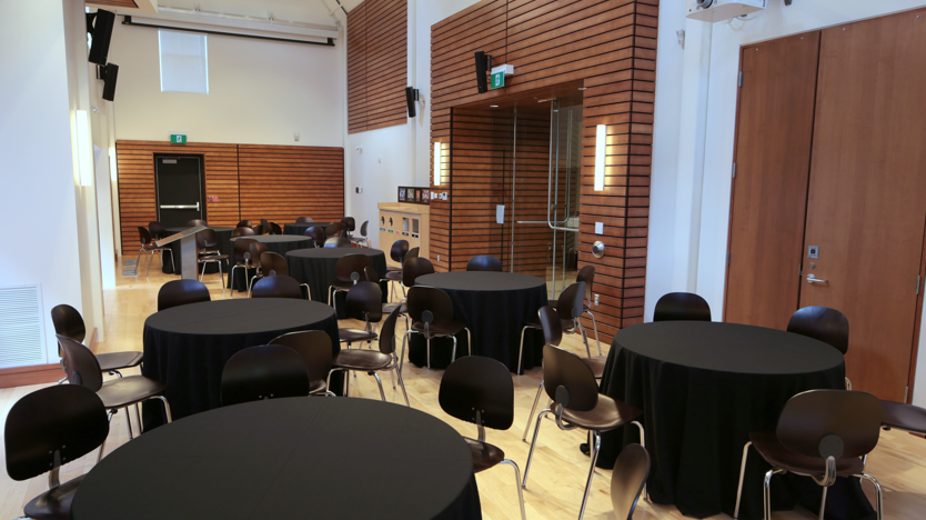 Salle avec des tables rondes.