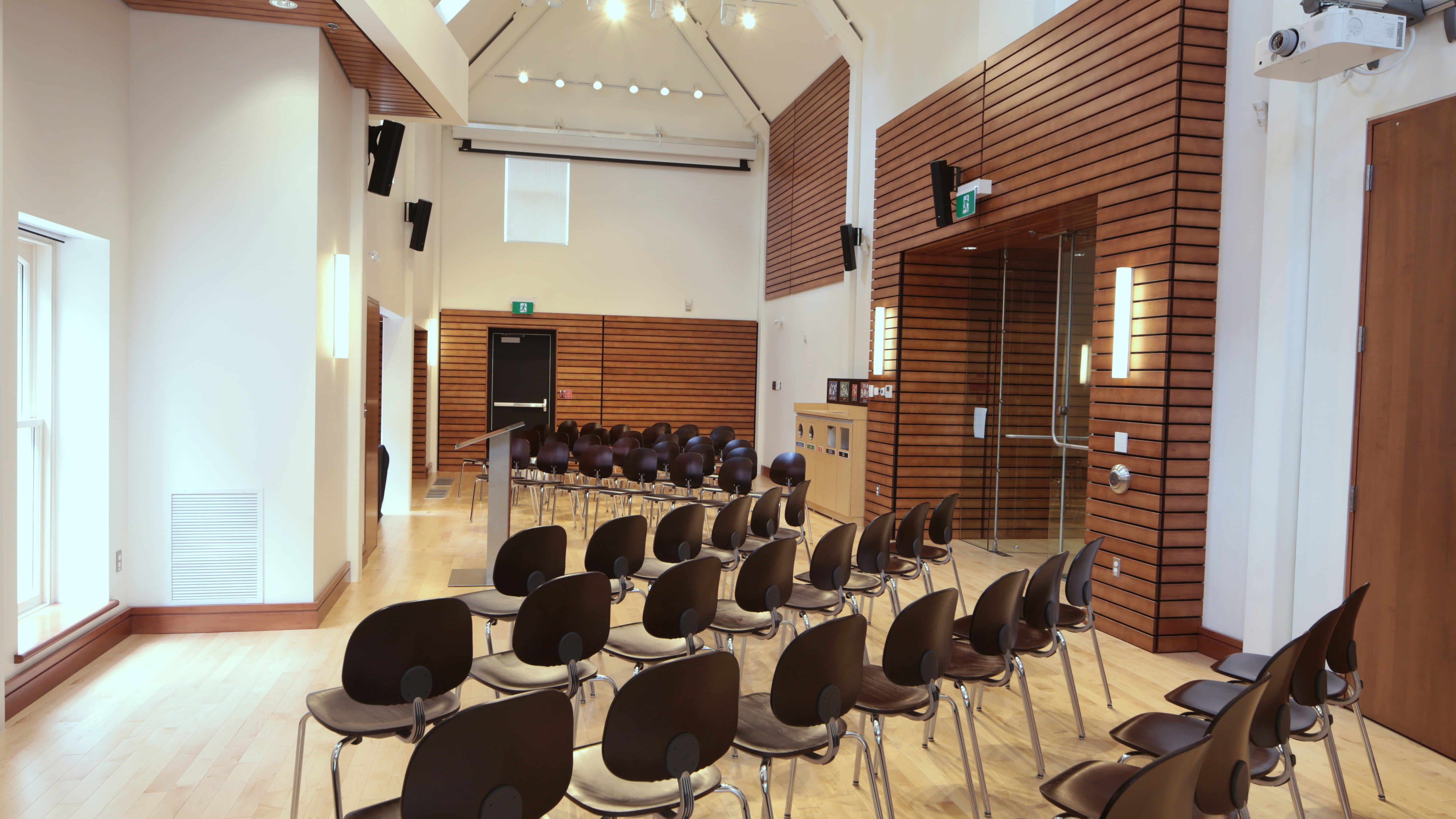 Salle avec un podium.