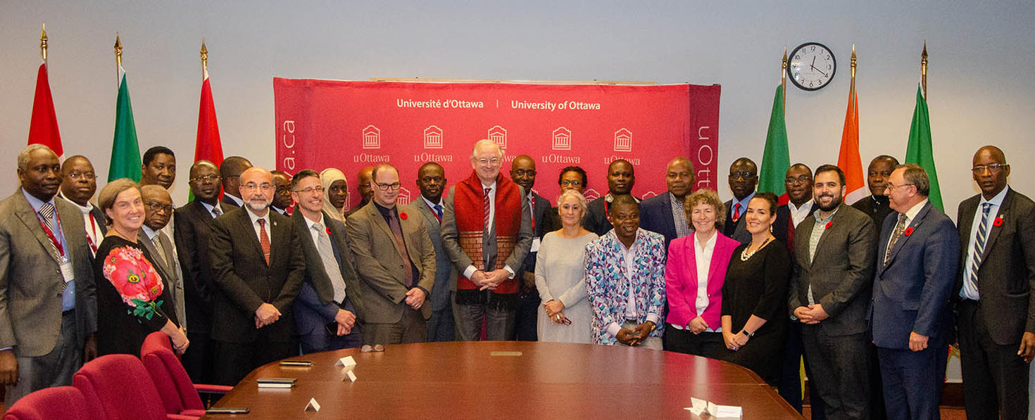Une délégation africaine avec des employés de l'Université d'Ottawa lors d'une cérémonie de signature.