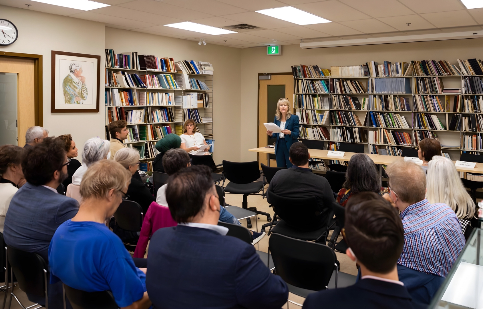 Martine Lagacé qui présente devant une audience.