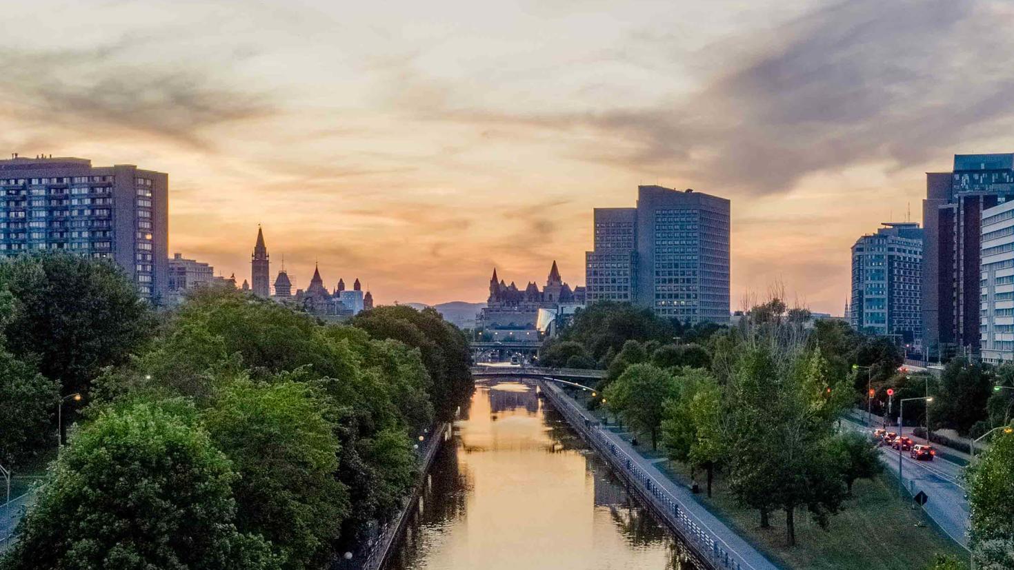 Vue aérienne du canal et du campus