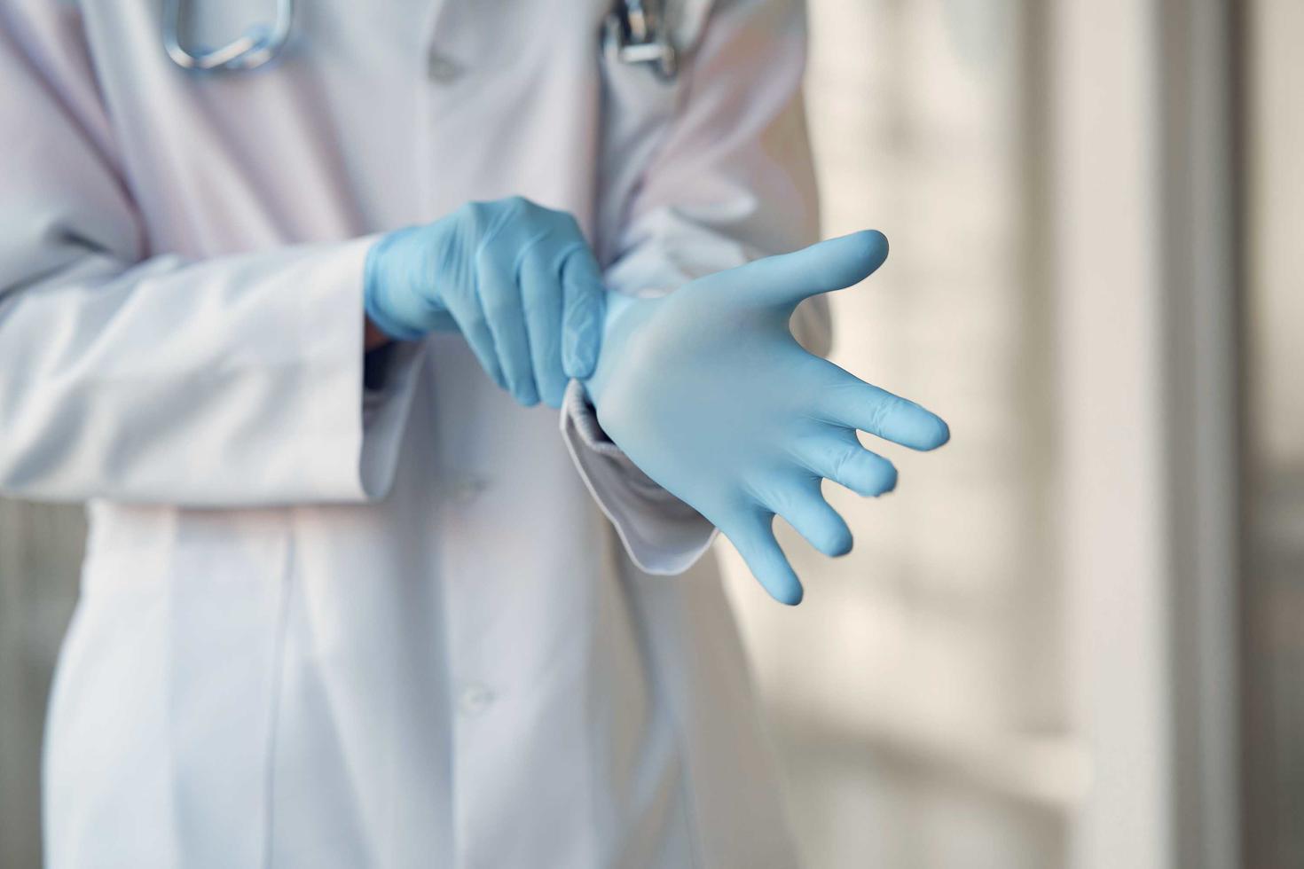 Un docteur qui porte des gants sanitaires