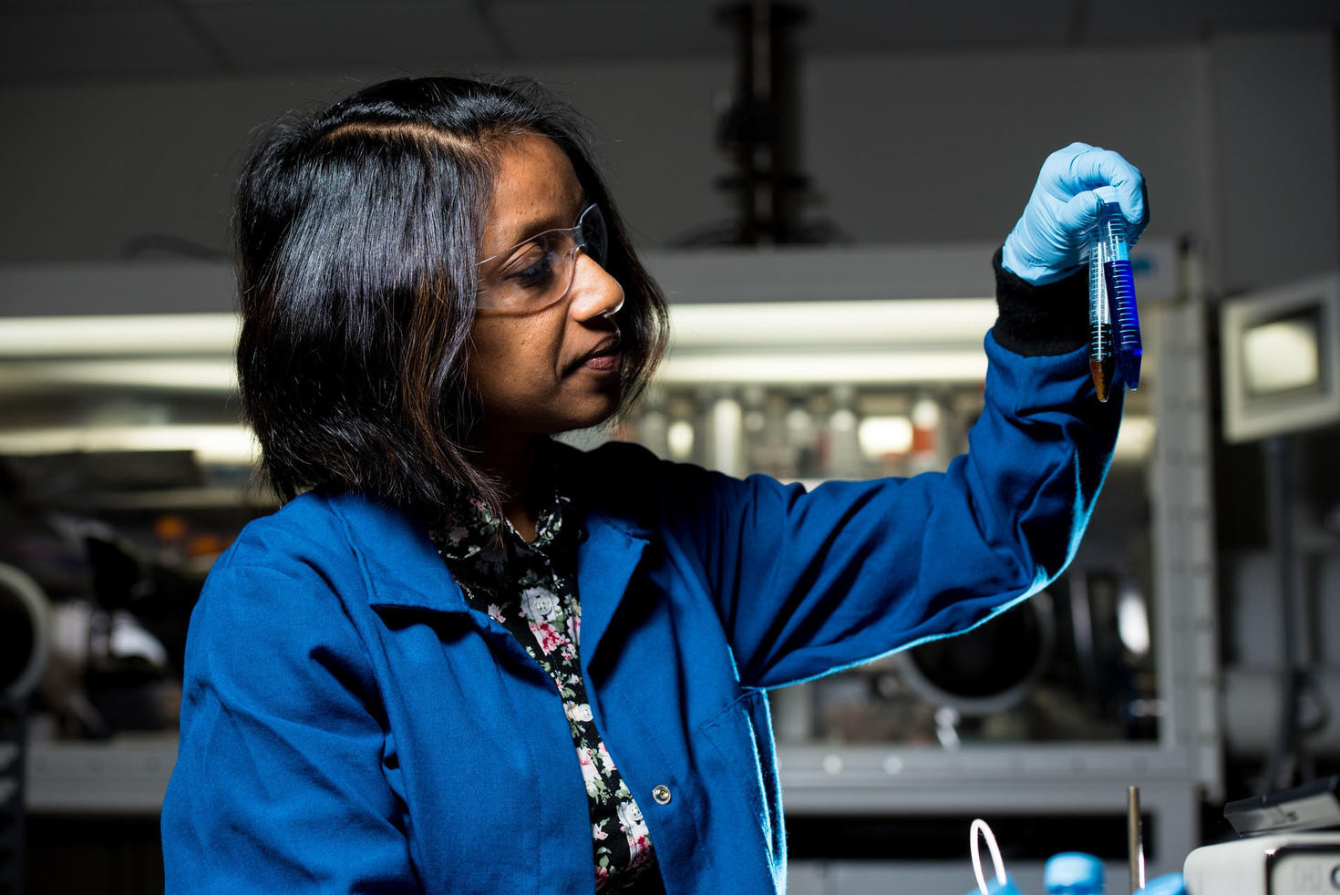 Une chercheuse dans un laboratoire