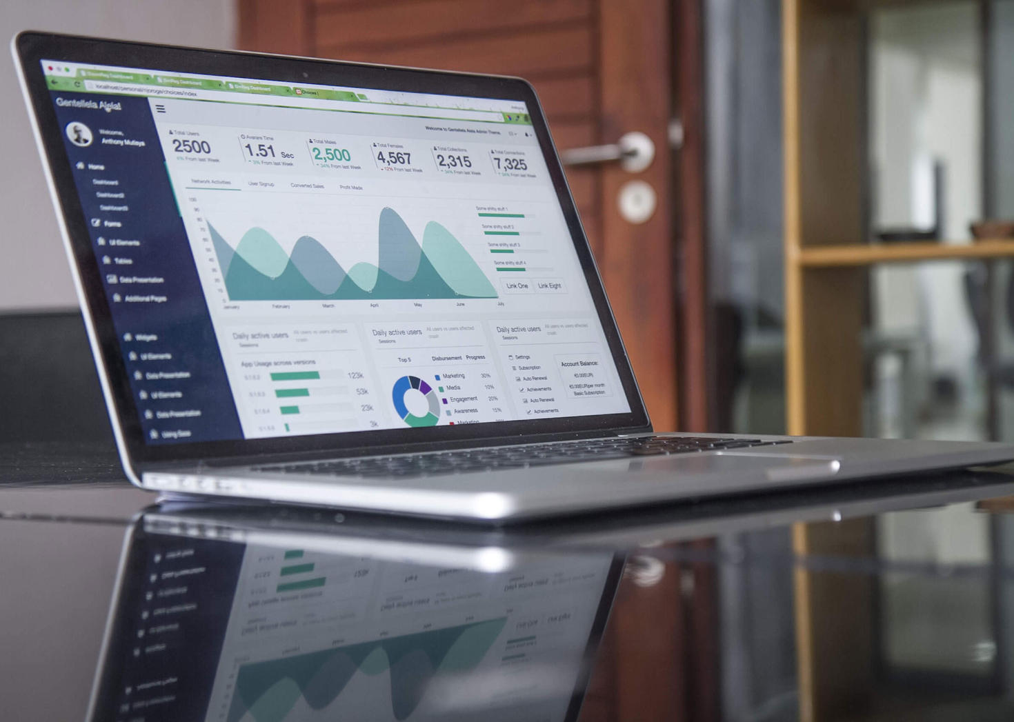 Des statistiques sur un écran d'ordinateur