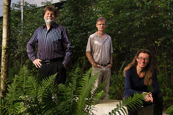 es professeurs de chimie Tom Baker, Michael Organ et Deryn Fogg