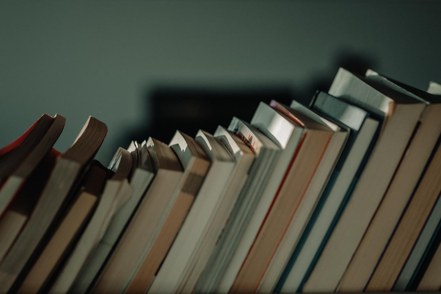 Livres sur une étagère