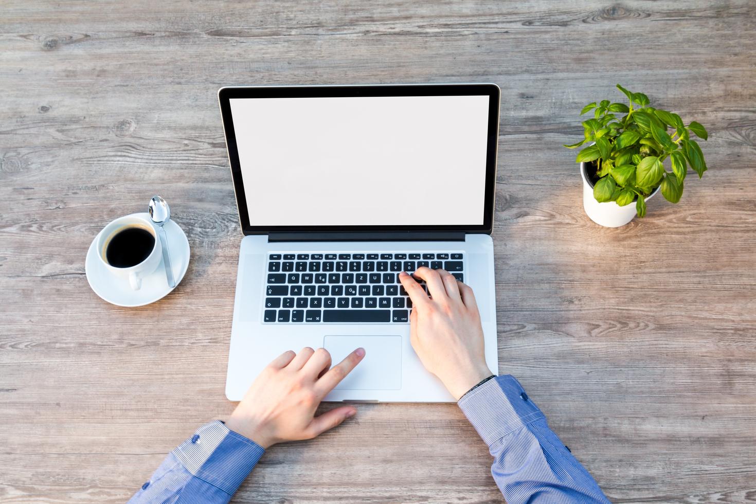 Mains sur le clavier d'un ordinateur portable