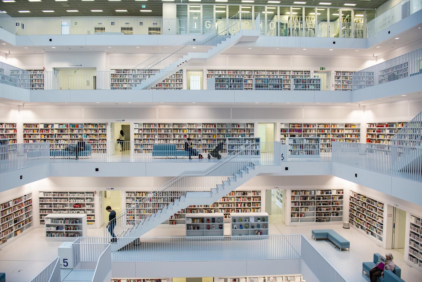 Vue sur plusieurs étages d'une bibliothèque moderne
