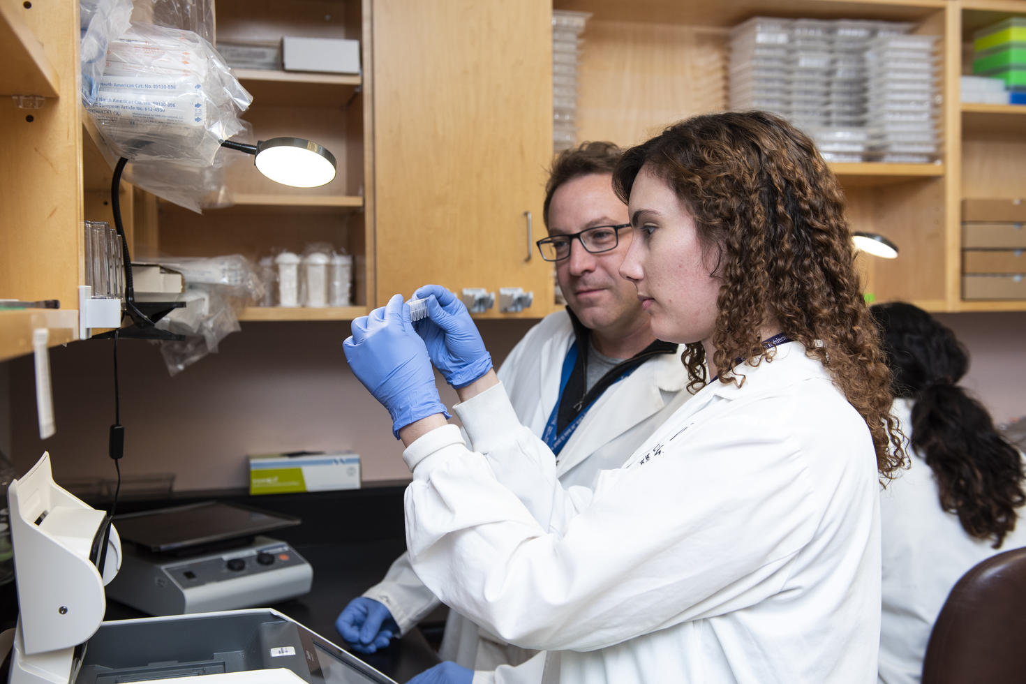 Chercheurs dans un laboratoire utilisant des équipements.