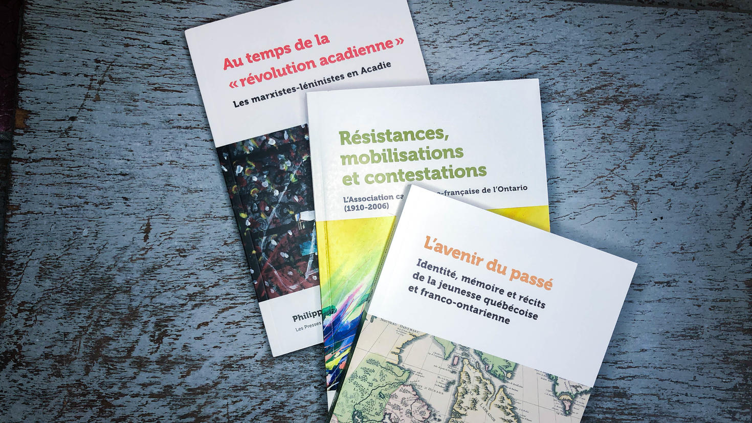 Trois publications étalées sur une tables
