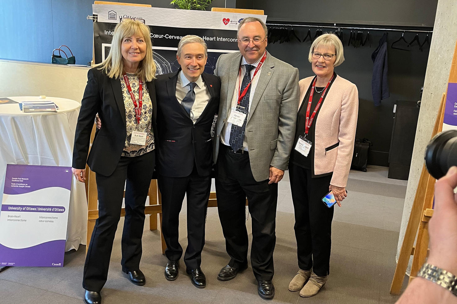 Professeure Ruth Slack, Ministre François-Philippe Champagne, Vice-recteur à la recherche et à l'innovation de l'Université d'Ottawa Sylvain Charbonneau et Vice-rectrice adjointe Terry Campbell