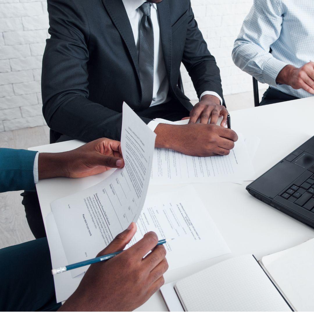 Des gens réunis à une table