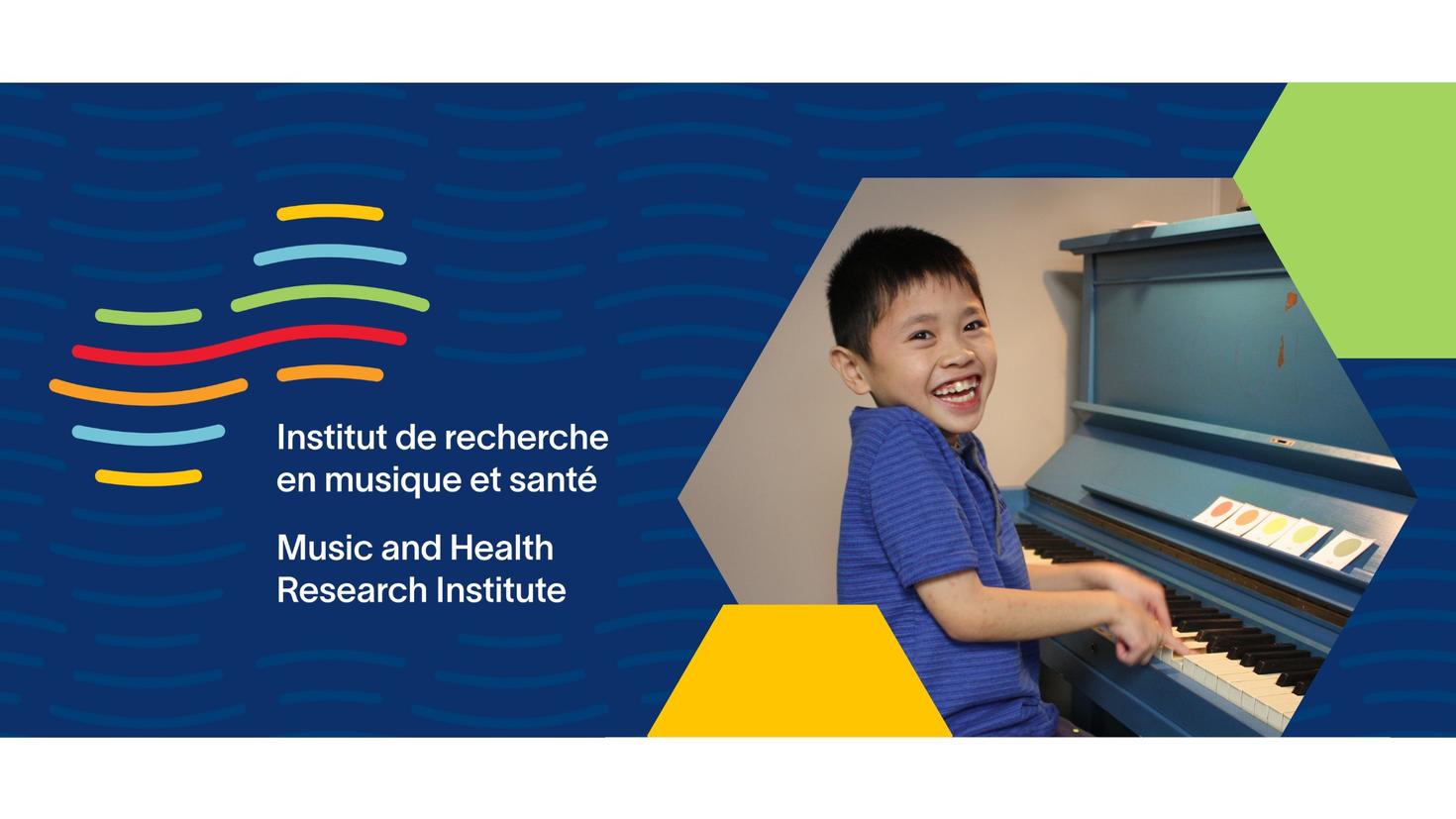 Un garçon aux besoins spécifiques joue du piano