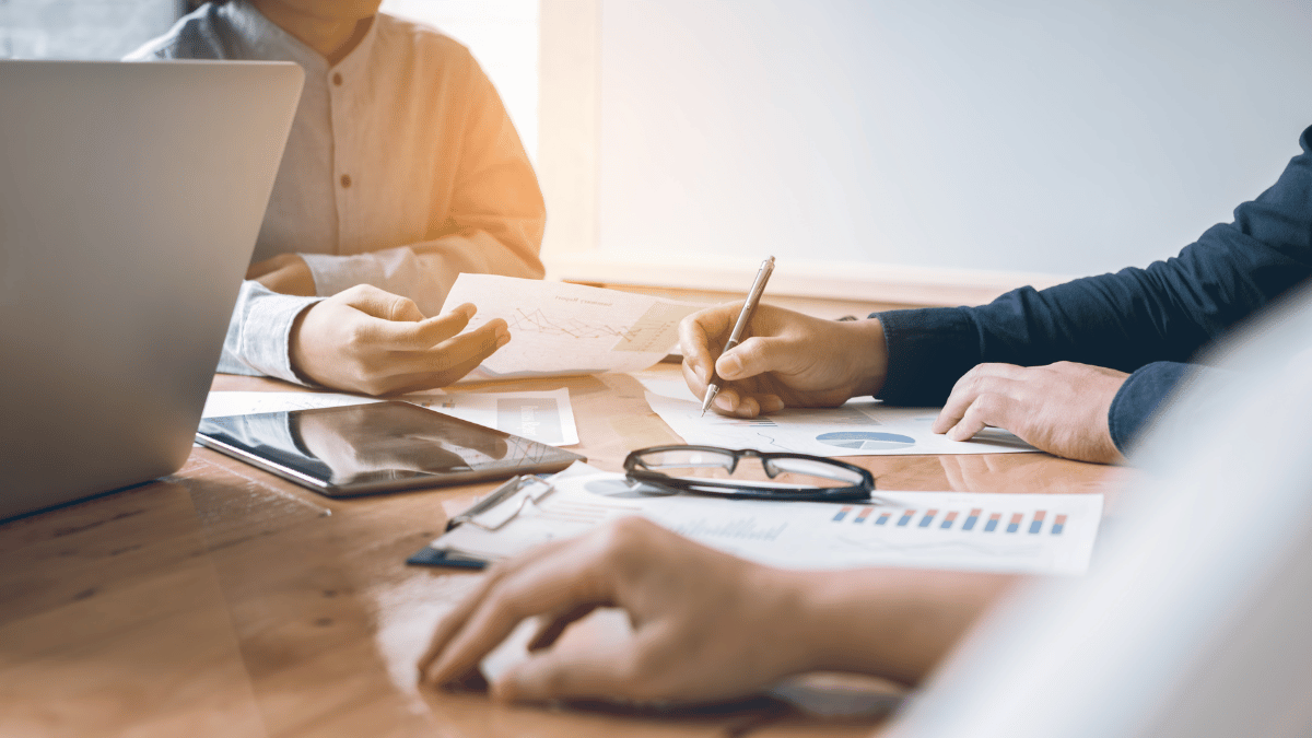 Une personne qui écrit sur un papier