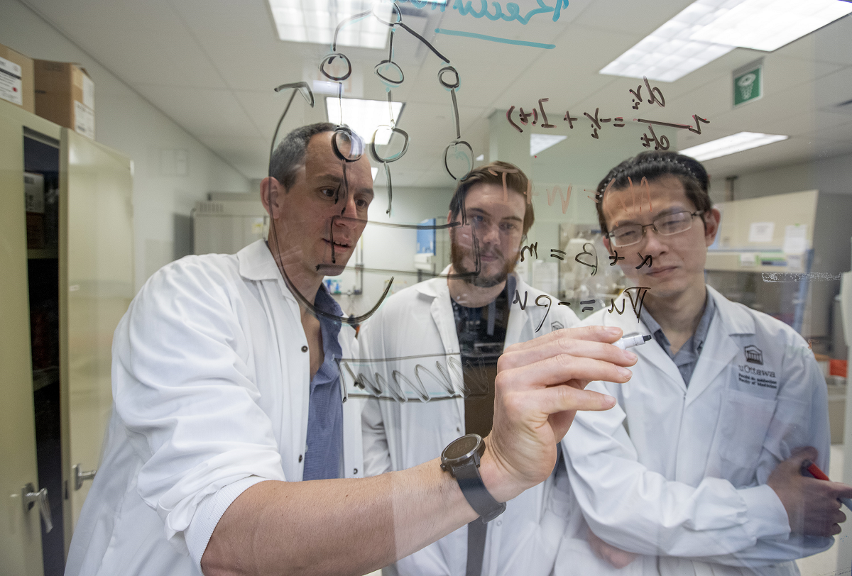 Le Dr Naud mène des recherches en laboratoire