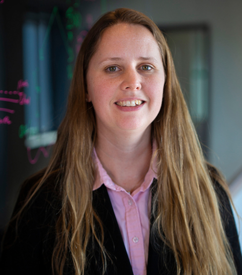 Anne Broadbent, professeure titulaire et directrice d’une chaire de recherche au Département de mathématiques et de statistique