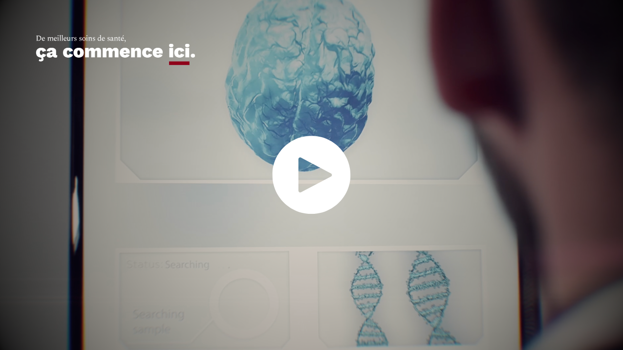 Vue par-dessus l'épaule d'une personne regardant un scanner cérébral, avec le slogan De meilleurs soins de santé ça commencent ici.