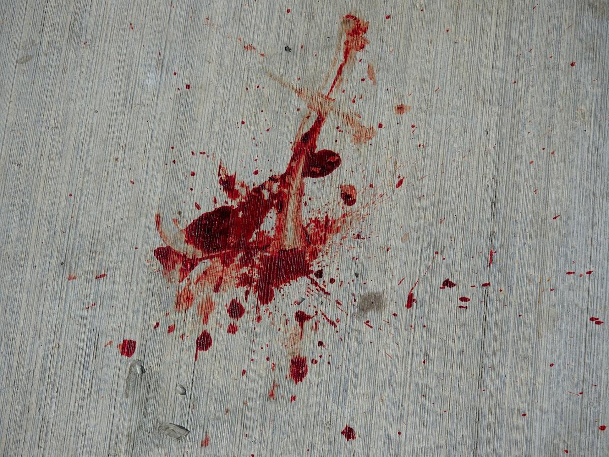 Éclaboussures de sang sur le béton