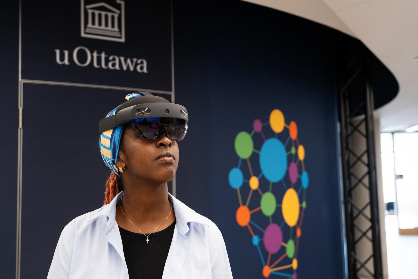 Une chercheuse qui essaye des lunettes de réalité virtuelle.