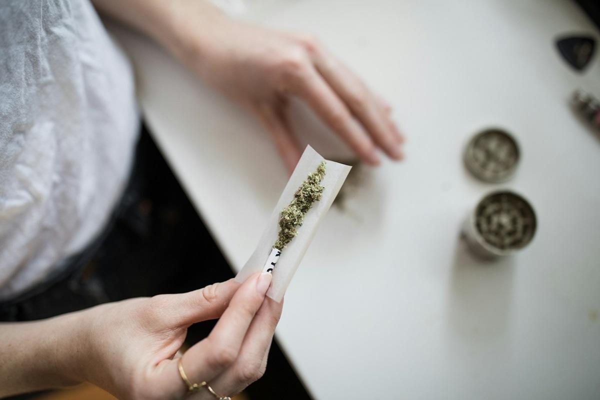 Femme roulant une cigarette de marijuana