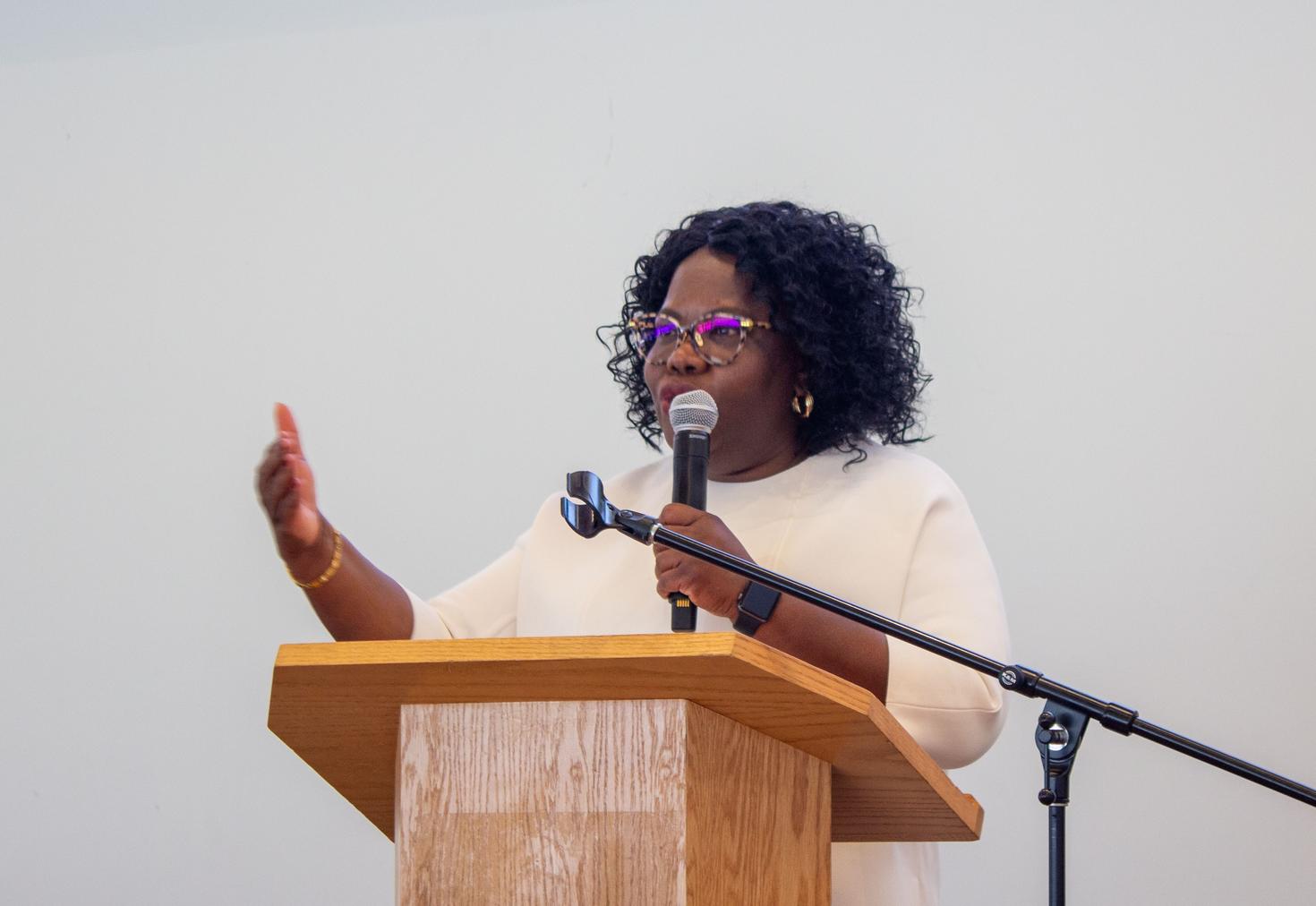 Professeure Josephine Etowa