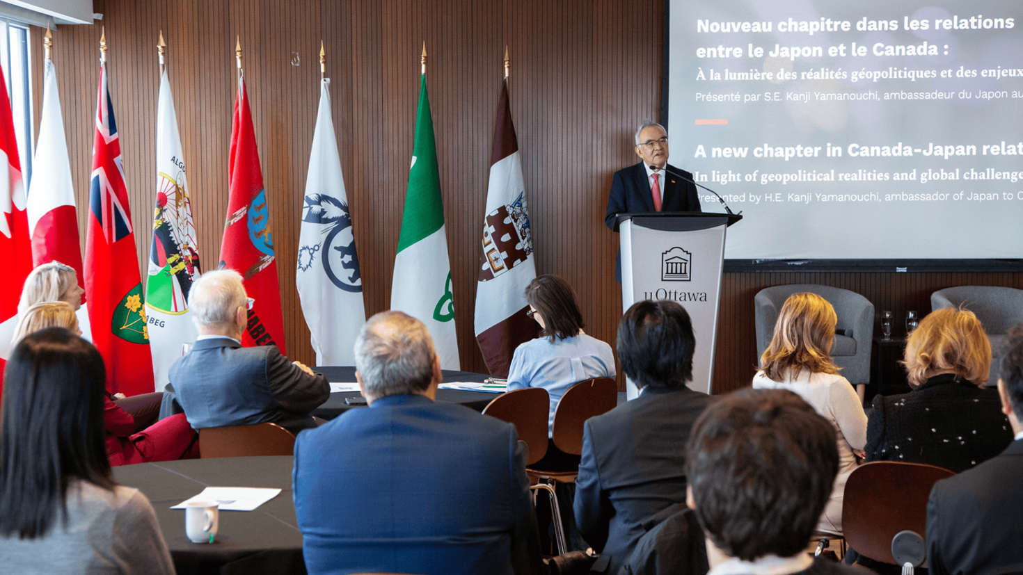L'ambassadeur du Japon, Kanji Yamanouchi, s'adressant à un auditoire sur un podium.