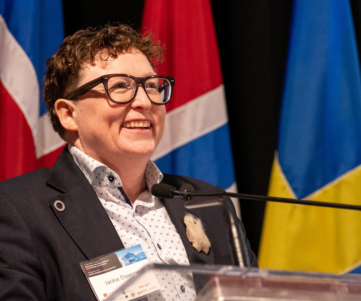 Professeure Jackie Dawson devant un podium