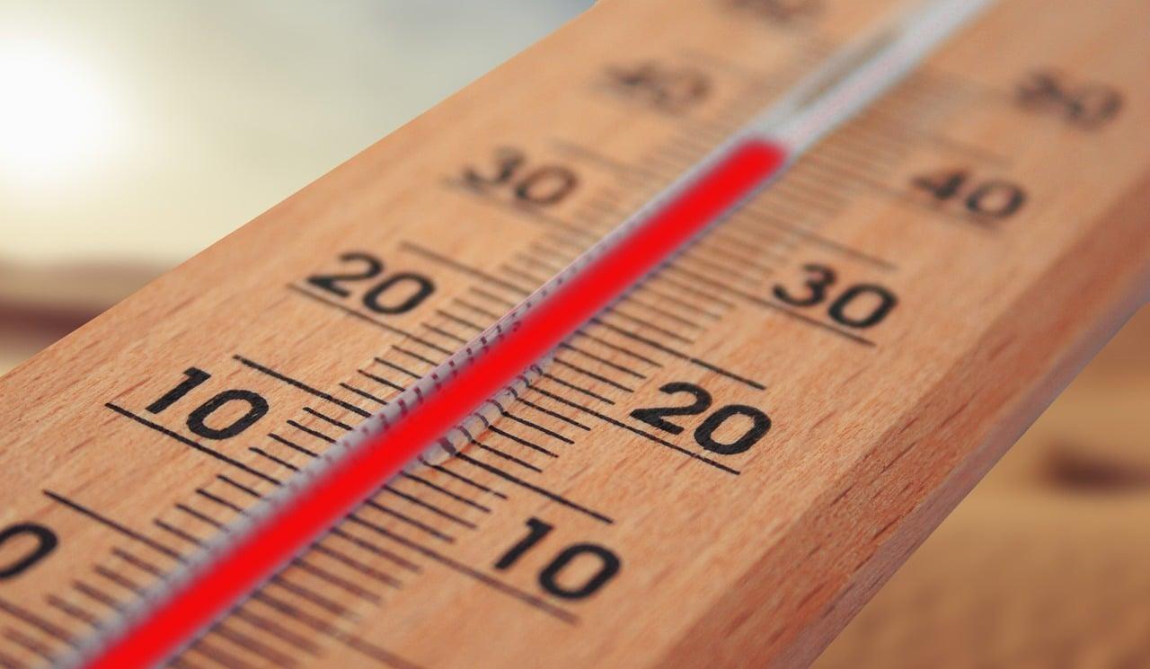 Thermometer reaching 40 Degrees Celsius
