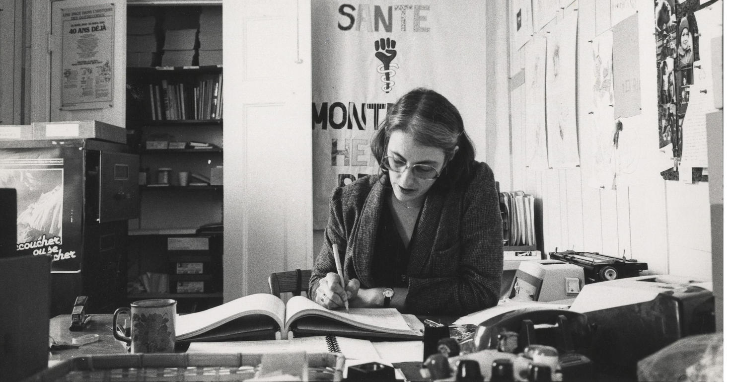 Image en noir et blanc d'une femme travaillant à un bureau