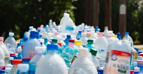 Des dizaines de bouteilles d'eau en plastique