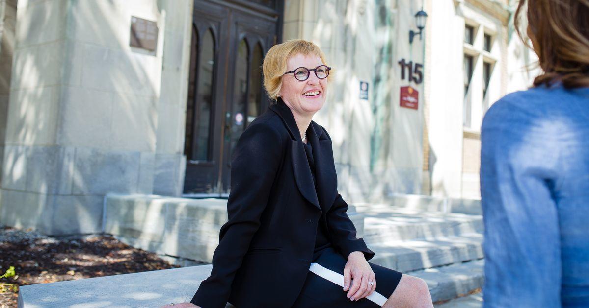 Jill Scott assise dehors sur un banc de ciment, sur le campus de l'Universirté.