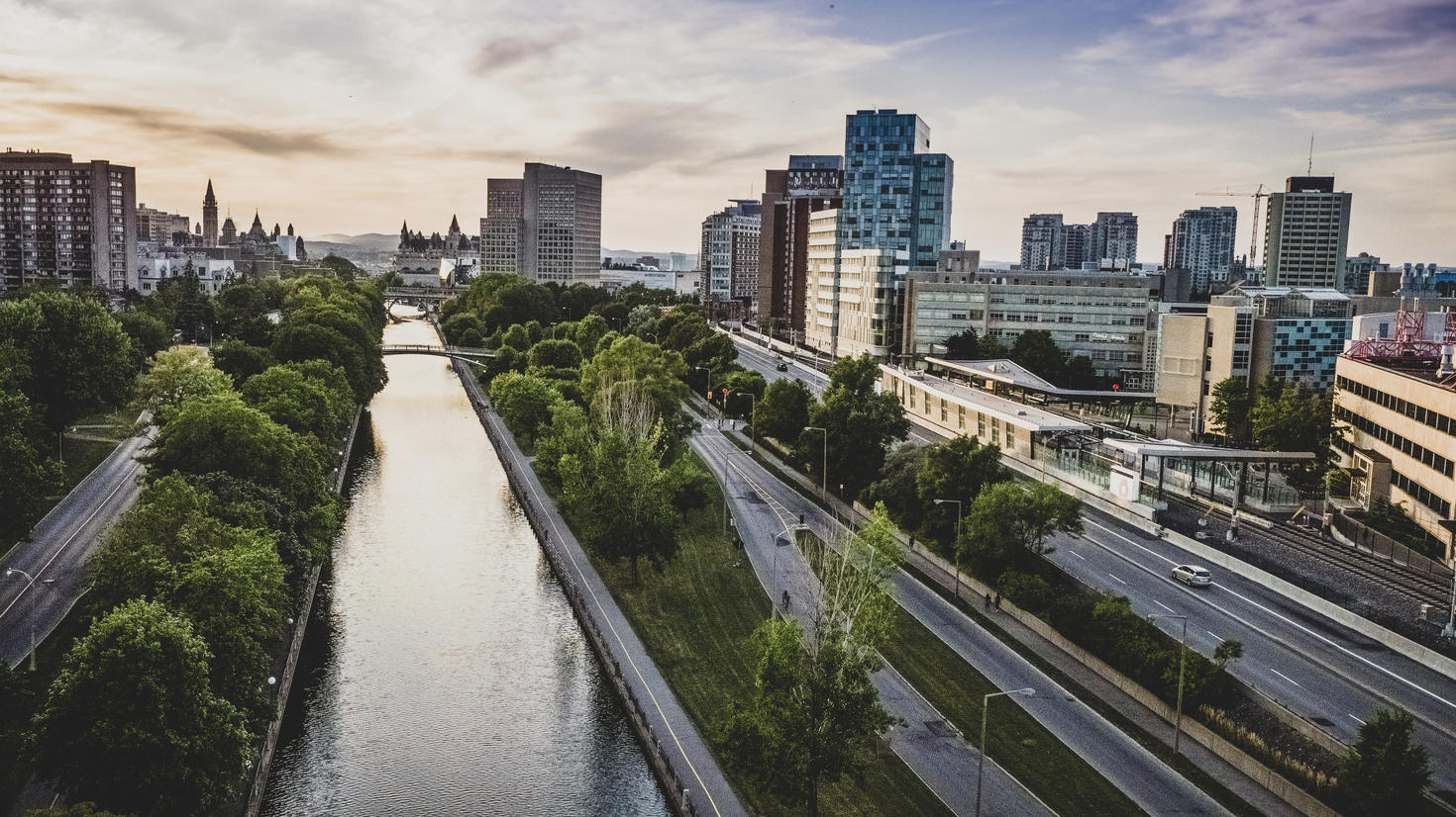 Vue aérienne du canal et du campus