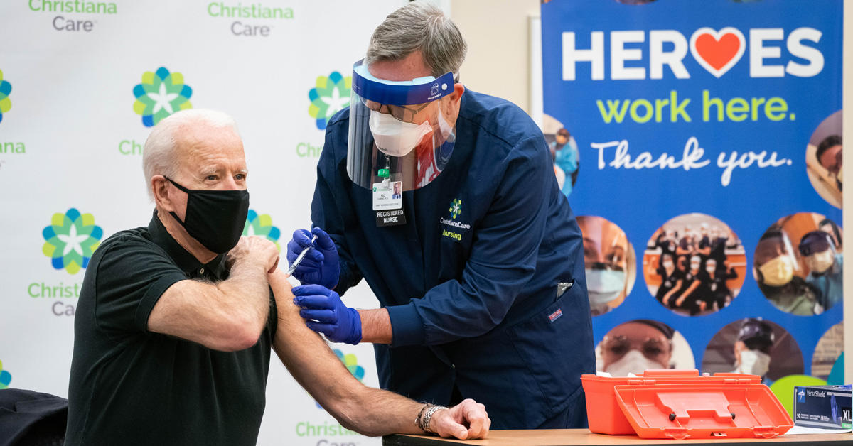 US President Joe Biden receives a vaccine administered by uOttawa alumnus Ric Cuming