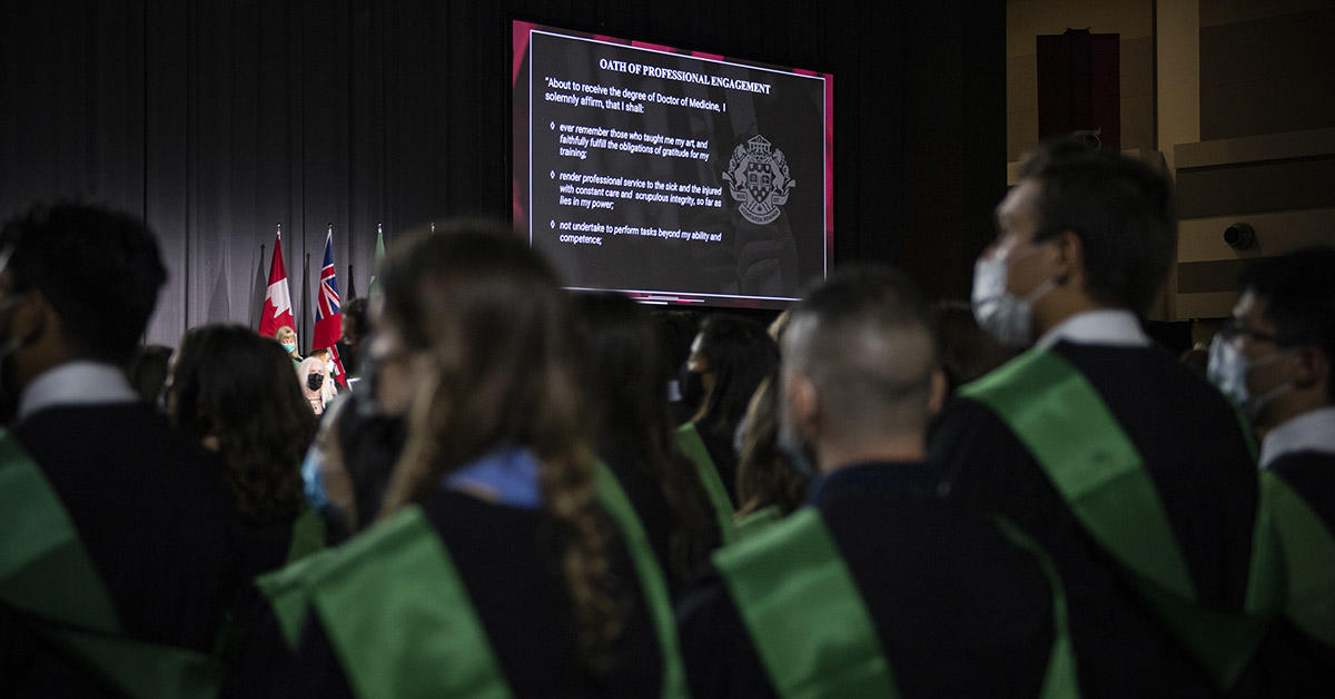 Les diplômés de la faculté de médecine prêtent le serment d'Hippocrate lors de la cérémonie de remise des diplômes