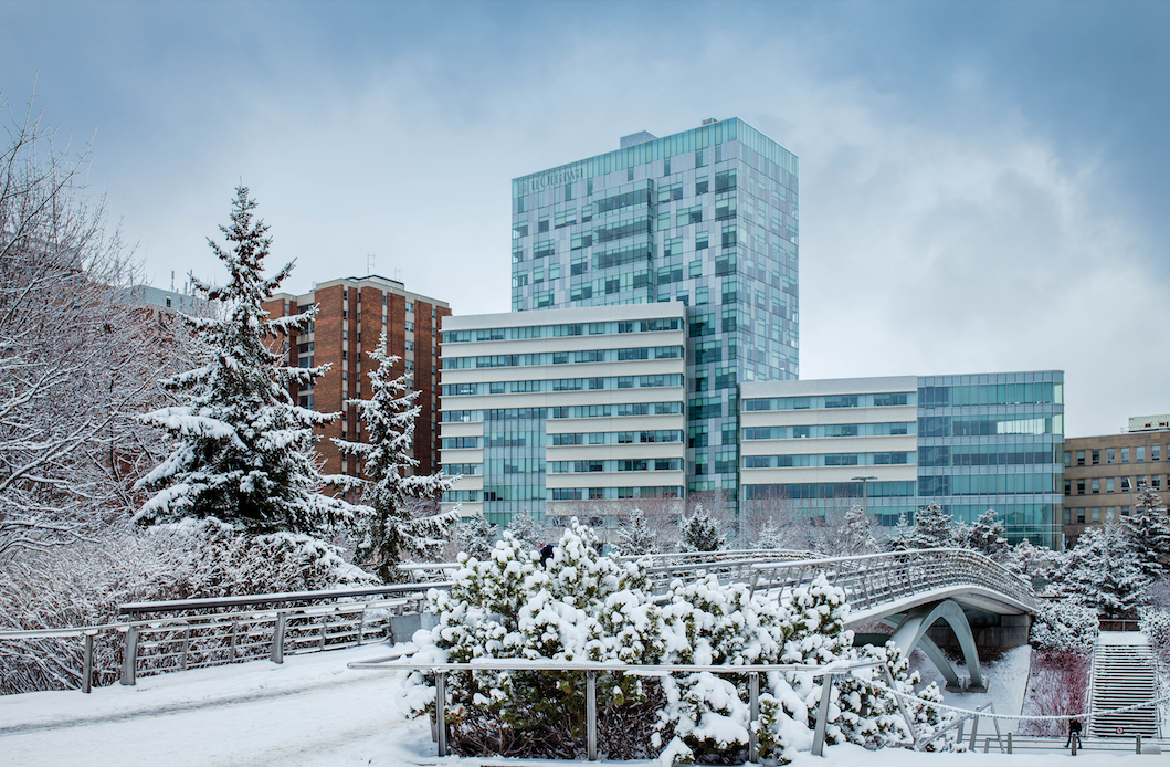 Le campus de l'Université d'Ottawa en hiver.