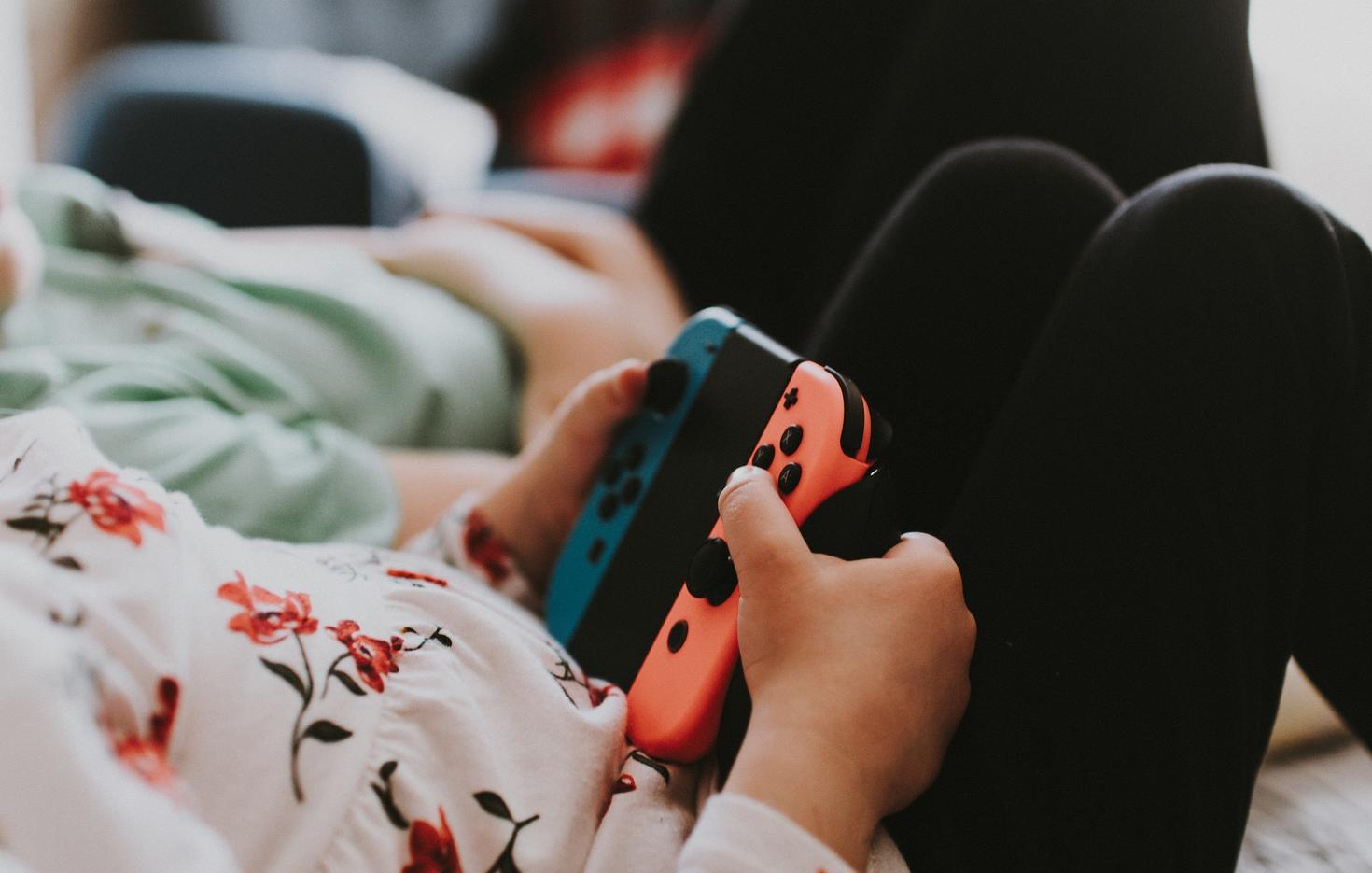 Enfant jouant à la Nintendo Switch