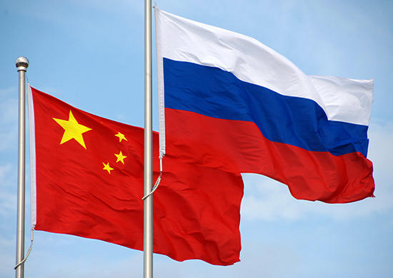 Drapeaux de la Chine et de la Russie