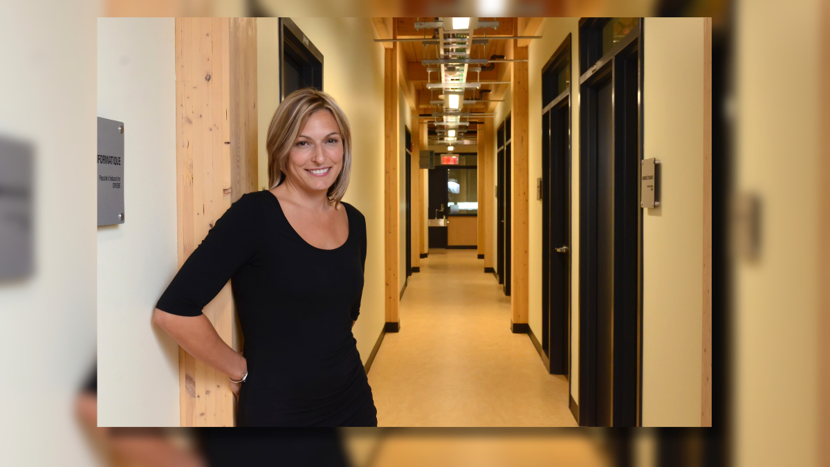 Photo de Genevieve Dufour pris dans les couloirs de l'Université