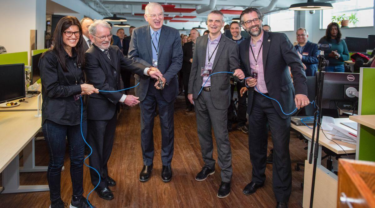 Jacques Frémont en compagnie de membres du personnel des TI lors de l'inauguration du nouvel espace de travail.