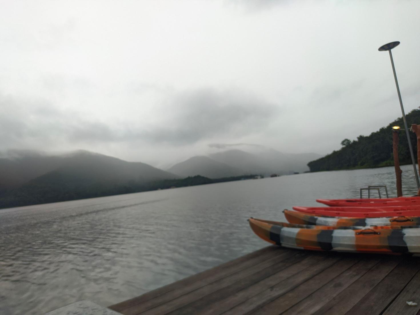Deux kayaks sur un quai au bord d'un lac
