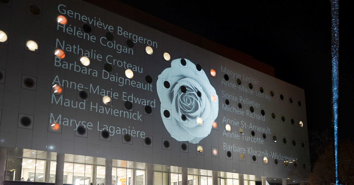 Vue extérieure du complexe STEM de l’Université d’Ottawa, sur lequel les noms des victimes sont projetés.