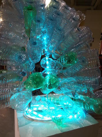 Un gros plan de bouteilles d'eau recyclées utilisées dans la sculpture.